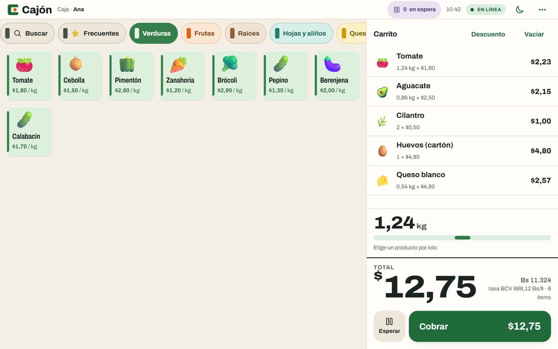 Caja en computadora: pestañas de colores por categoría, tarjetas de productos con ilustración y el carrito con cinco productos.
